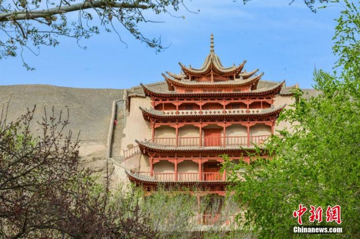 资料图:图为莫高窟九层楼外花红柳绿。 王斌银 摄 资料图:图为莫高窟九层楼外花红柳绿。 王斌银 摄