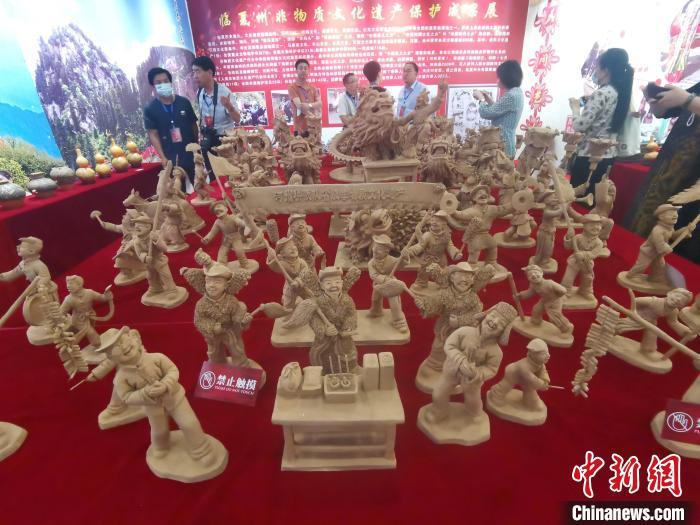 泥塑群雕展示了近百位农民闹社火、舞河州秧歌的场景,农民手持农具、载歌载舞,表情动作千姿百态。 闫姣 摄 泥塑群雕展示了近百位农民闹社火、舞河州秧歌的场景,农民手持农具、载歌载舞,表情动作千姿百态。 闫姣 摄