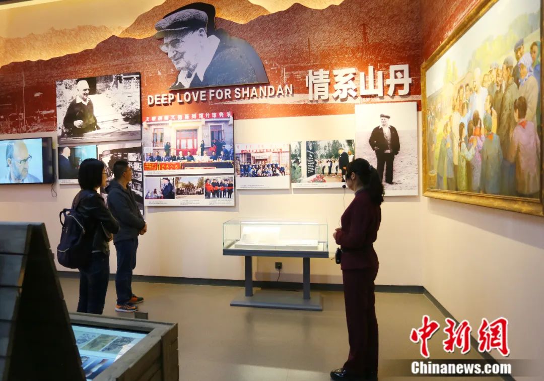 民众在甘肃张掖市山丹艾黎纪念馆参观。中新社发 高展 摄 民众在甘肃张掖市山丹艾黎纪念馆参观。中新社发 高展 摄