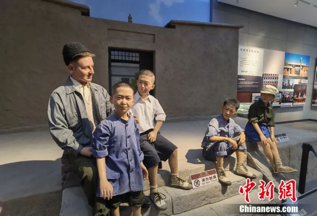 甘肃省山丹艾黎纪念馆内陈设的“艾黎与孩子们”蜡像。中新社发 杨艳敏 摄 甘肃省山丹艾黎纪念馆内陈设的“艾黎与孩子们”蜡像。中新社发 杨艳敏 摄