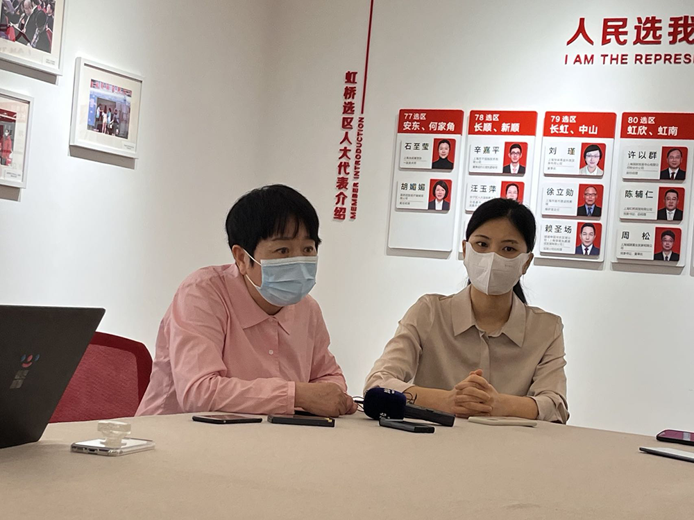 2022年6月14日,朱国萍(左)和吴新慧(右)回顾虹桥基层立法联系点的这些年。本文图片均为 澎湃新闻记者 邹佳雯 图(署名除外)