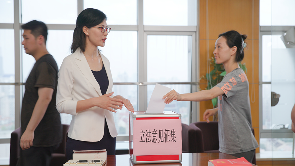 2021年6月,吴新慧(左)参加立法草案意见征询活动。 澎湃新闻 资料图