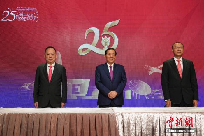 香港回归祖国25年,爱国爱港社团是落实“一国两制”、“港人治港”、高度自治的基础力量,发挥爱国爱港社团影响力是香港持续繁荣稳定的重要推动力。日前,香港广东社团总会第一执行主席邓清河(右)、香港福建社团联会荣誉主席吴良好(中)、香港浙江省同乡会联合会会长陈仲尼(左)在港接受记者采访。 <a target='_blank' data-cke-saved-href='/' href='/'>中新社</a>记者 崔楠 摄 点击进入下一页