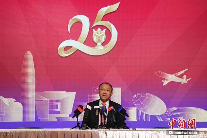 香港回归祖国25年,爱国爱港社团是落实“一国两制”、“港人治港”、高度自治的基础力量,发挥爱国爱港社团影响力是香港持续繁荣稳定的重要推动力。香港广东社团总会第一执行主席邓清河日前在港接受采访时谈道,帮助香港市民在粤港澳大湾区“一小时生活圈”中规划出不同的人生选择,是社团近年的重点计划。 <a target='_blank' data-cke-saved-href='/' href='/'>中新社</a>记者 崔楠 摄 点击进入下一页