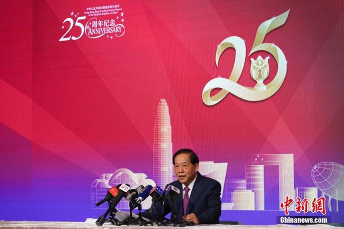 香港回归祖国25年,爱国爱港社团是落实“一国两制”、“港人治港”、高度自治的基础力量,发挥爱国爱港社团影响力是香港持续繁荣稳定的重要推动力。香港福建社团联会荣誉主席吴良好日前在港接受采访时说,爱国爱港社团是连结香港市民与内地同胞的重要桥梁。社团透过平台加强香港与内地交流合作,推动香港融入国家发展大局,增进对国家的归属感。 <a target='_blank' data-cke-saved-href='/' href='/'>中新社</a>记者 崔楠 摄 点击进入下一页