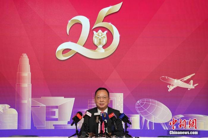 香港回归祖国25年,爱国爱港社团是落实“一国两制”、“港人治港”、高度自治的基础力量,发挥爱国爱港社团影响力是香港持续繁荣稳定的重要推动力。香港浙江省同乡会联合会会长陈仲尼日前在港接受采访时表示,必须要让年轻人对前途有希望、有信心,让年轻人就业有多元的选择。 <a target='_blank' data-cke-saved-href='/' href='/'>中新社</a>记者 崔楠 摄 点击进入下一页