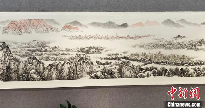 《中国大运河史诗图卷》中期成果特展，作品描绘了大运河的“前世今生”。　崔佳明 摄