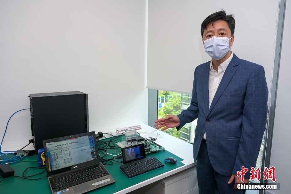 初创公司、半导体解决方案供应商Simbury已入驻光大香港创新中心,主席杨美基博士曾在美国、欧洲国家、中国台湾等顶级半导体公司担任管理职位,五年前看准香港的创科前景返港发展。 <a target='_blank' data-cke-saved-href='/' href='/'>中新社</a>记者 陈永诺 摄 点击进入下一页