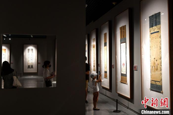 图为市民参观展览。 吕明 摄 图为市民参观展览。 吕明 摄