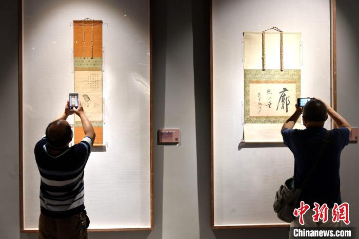 图为展出的作品吸引市民拍照。 吕明 摄 图为展出的作品吸引市民拍照。 吕明 摄