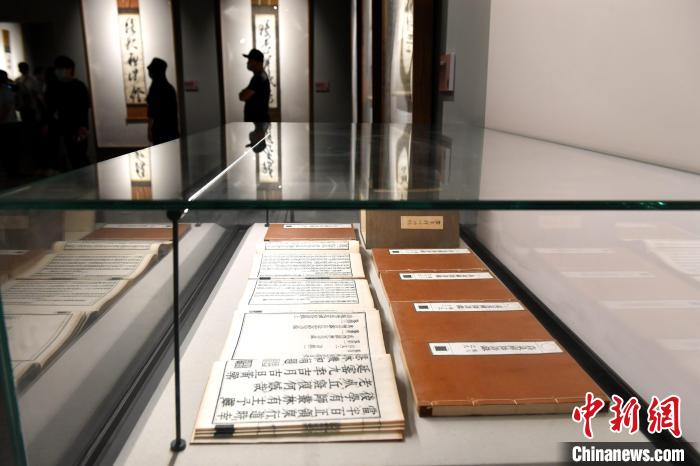 图为市民参观展览。 吕明 摄 图为市民参观展览。 吕明 摄