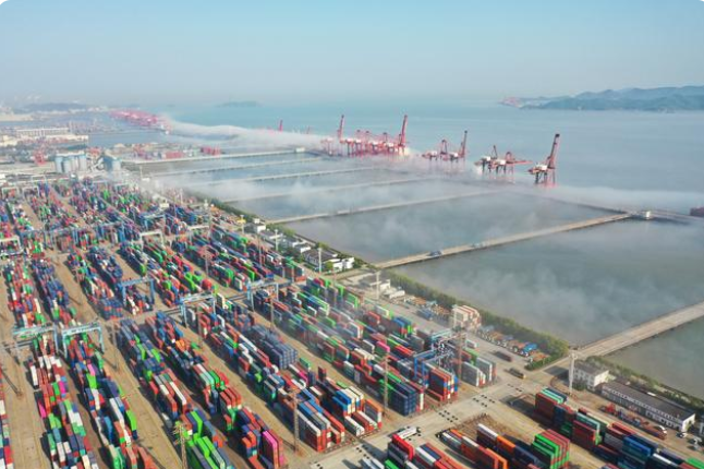 1656643623852800.png 宁波舟山港北仑港区集装箱码头作业场景。(图源:新华社).png