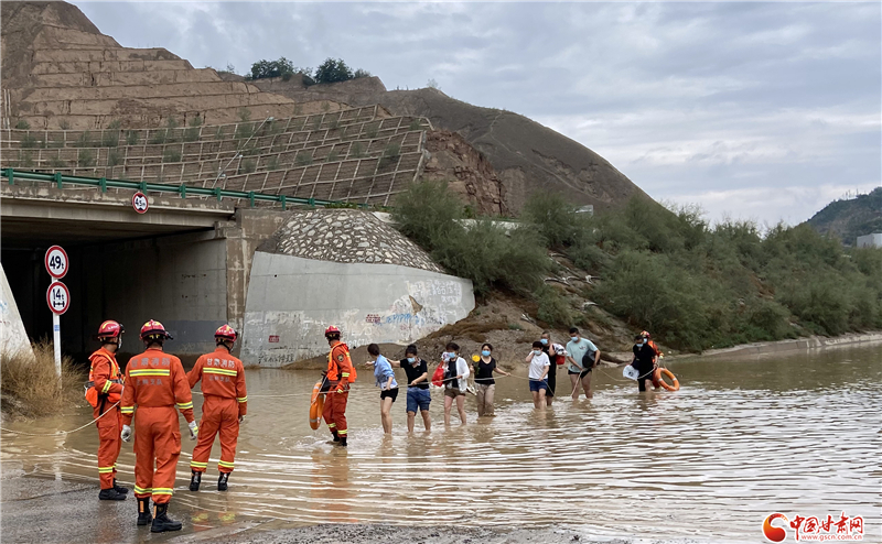 兰州：暴雨致多地人员被困 消防“汛”速救援