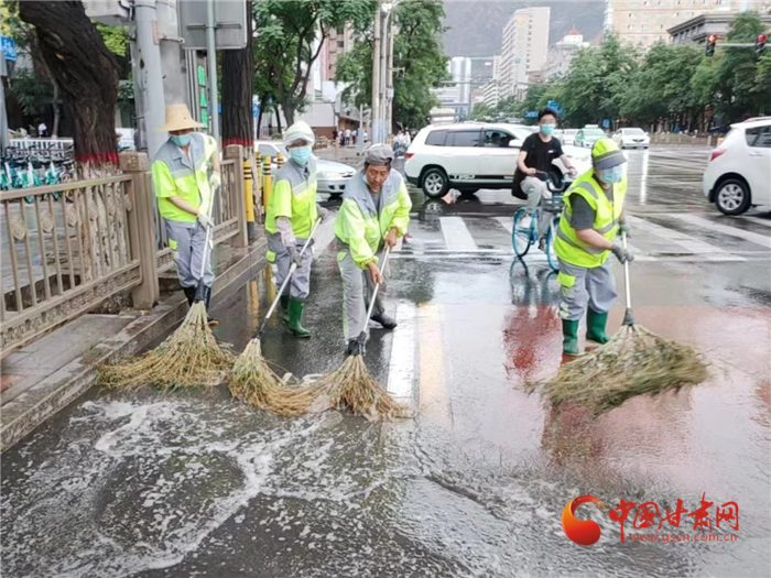 兰州遭遇强降雨 环卫部门迅速清淤保畅通