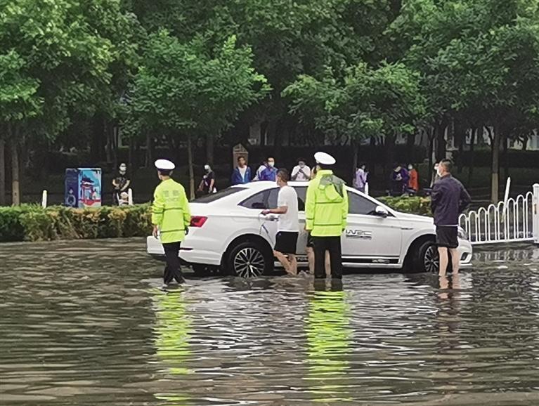 暴雨夜袭金城 兰州市多部门清淤排涝畅出行