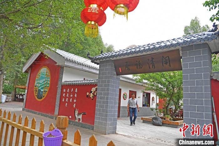 图为王义忠将自家原有住宅改造升级，打造出风格迥异的乡村旅游民宿。　杨艳敏 　摄