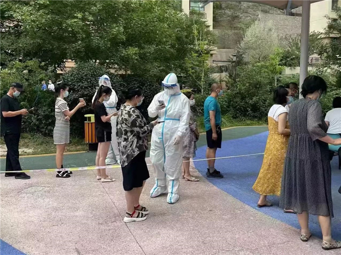 1657782772940708.jpg 兰州市城关区纪委监委组织60余名纪检监察干部,下沉靖远路街道17个小区开展防疫工作,展现纪检监察干部责任担当。.jpg