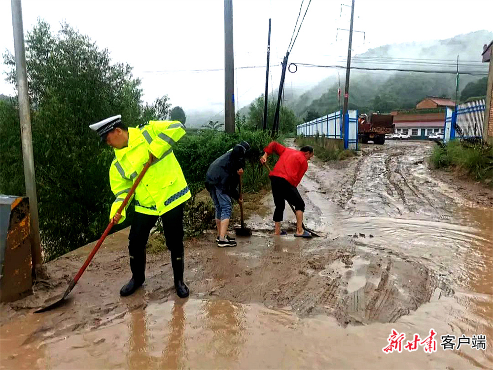 公安交警帮助群众清理淤泥.jpg