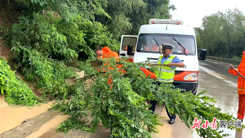 交警、消防清理路障.jpg