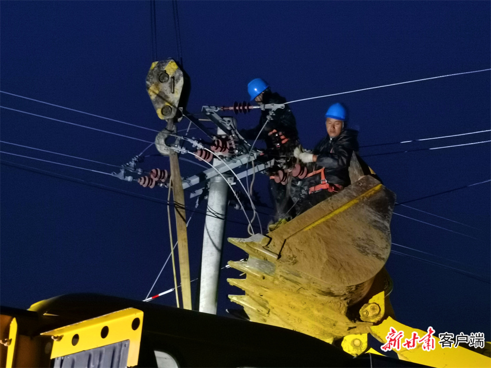 王咀子乡连夜抢修电路.jpg