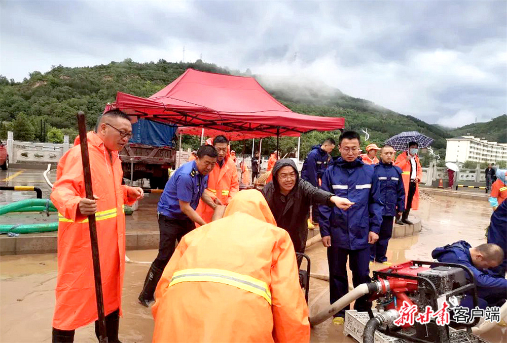 县城管、消防联合排涝.jpg