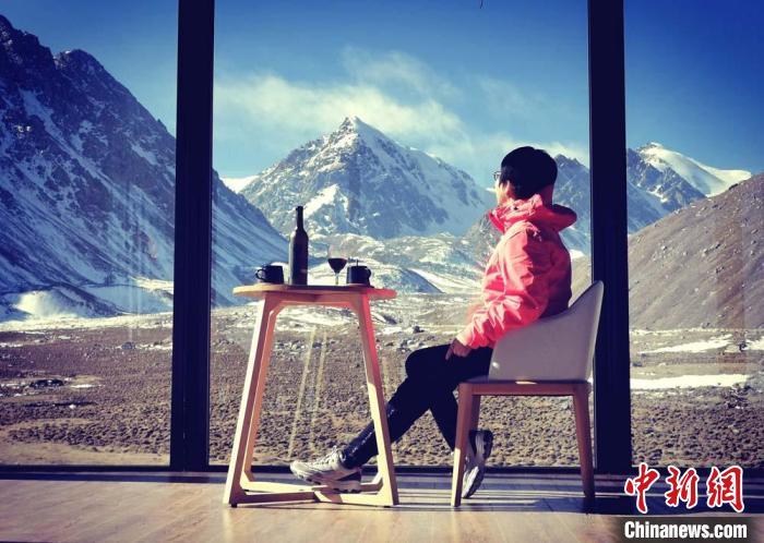 图为巴尔斯雪山设立的“云端全景观景厅”吸引游客体验。(资料图) 常小平 摄 图为巴尔斯雪山设立的“云端全景观景厅”吸引游客体验。(资料图) 常小平 摄