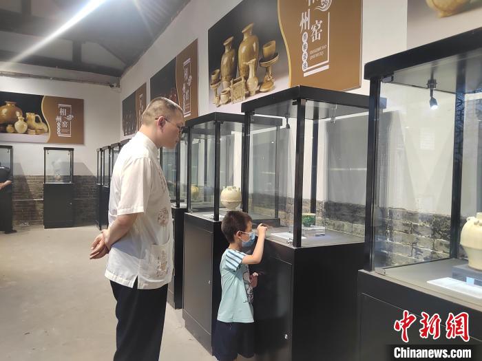 图游客在相州窑瓷器陈列馆参观。 高倩 摄 图游客在相州窑瓷器陈列馆参观。 高倩 摄