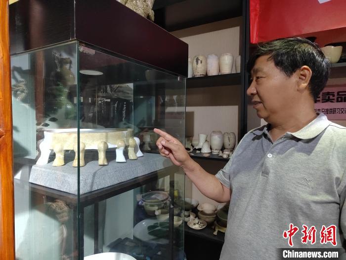 图为专家介绍相州窑瓷器。 高倩 摄 图为专家介绍相州窑瓷器。 高倩 摄