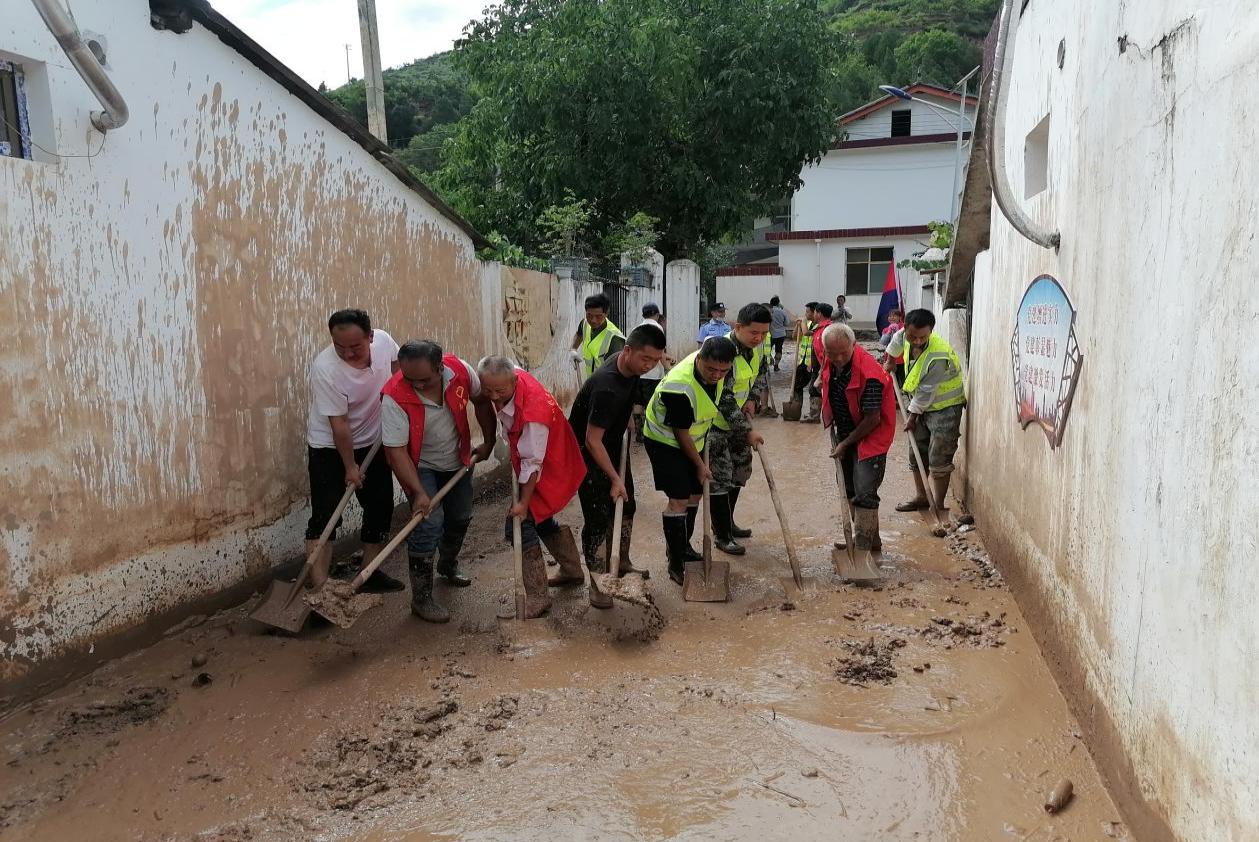 康县基干民兵紧急出动，积极投身抗洪抢险工作