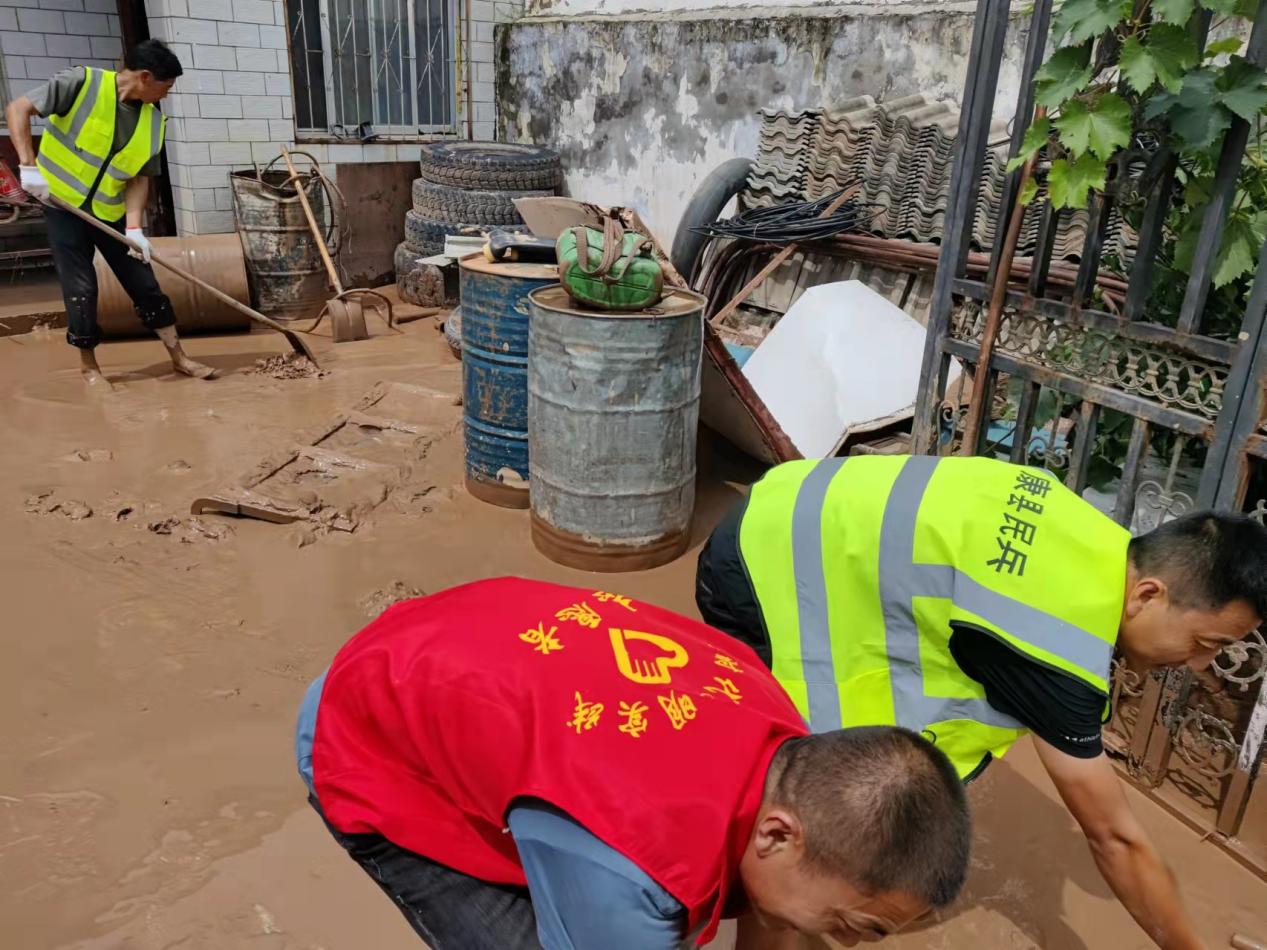 康县基干民兵紧急出动，积极投身抗洪抢险工作