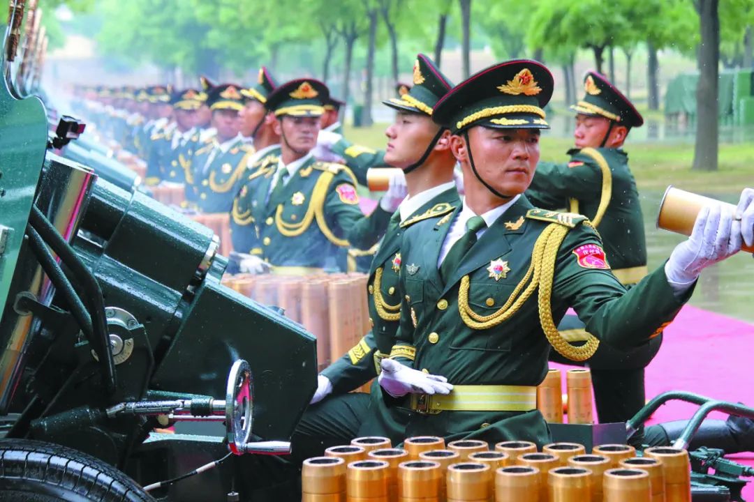 最帅“单膝跪地”、最齐“四线三音”……他们向世界鸣响大国威仪