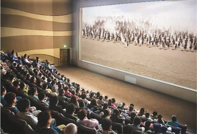 游客在莫高窟数字展示中心观看主题电影《千年莫高》。 游客在莫高窟数字展示中心观看主题电影《千年莫高》。