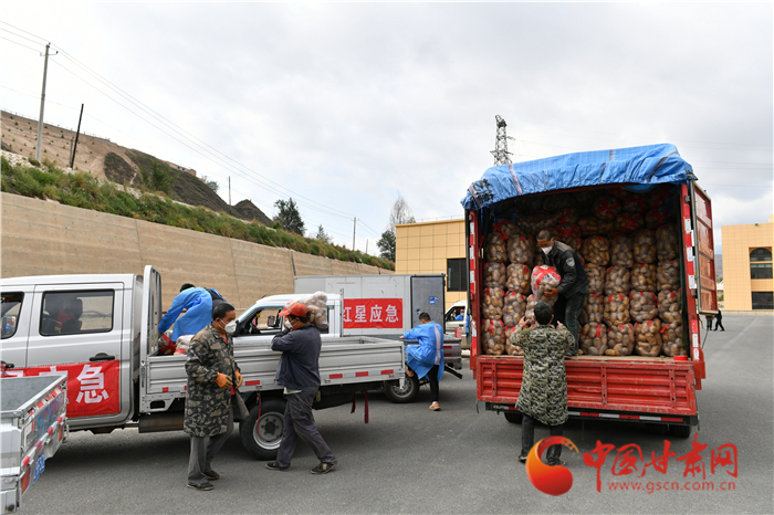 【疫情防控·现场报道】兰州市城关区：新鲜蔬菜直送小区 设点销售保障供应