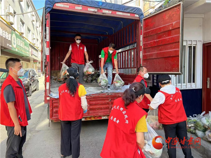 【疫情防控·一线报道】兰州市城关区雁北街道：700余份蔬菜包直供居民院落