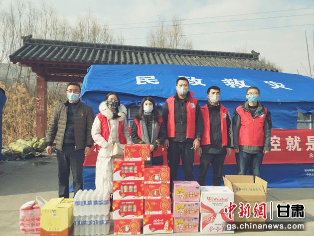 图为姚小凤与团队为疫情防控执勤点送去了物资。(资料图) 图为姚小凤与团队为疫情防控执勤点送去了物资。(资料图)