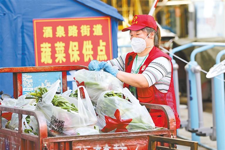 【疫情防控 甘肃在行动】小区门口就是保供点 居民楼下就是保供菜