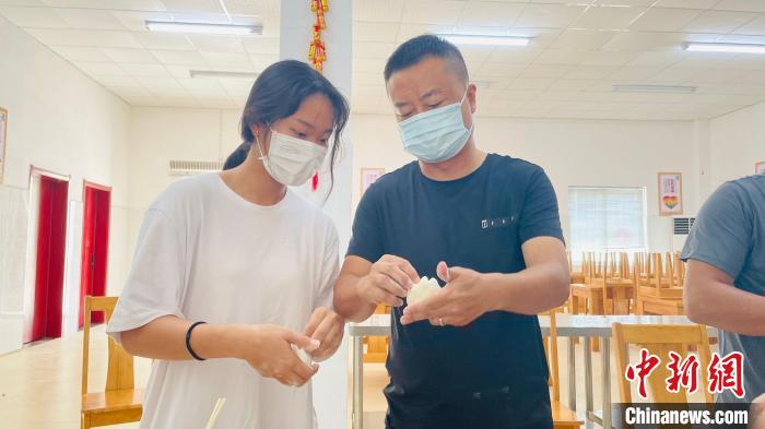 图为刘文辉教老挝学员包包子。 周星 摄 图为刘文辉教老挝学员包包子。 周星 摄