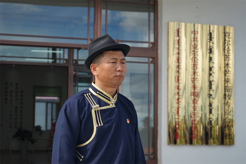 芒来嘎查党支部书记、嘎查达米吉格道尔吉。受访者供图 芒来嘎查党支部书记、嘎查达米吉格道尔吉。受访者供图