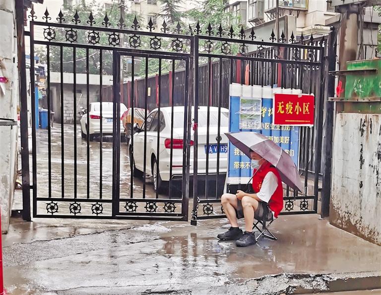 【疫情防控 甘肃在行动】雨中坚守