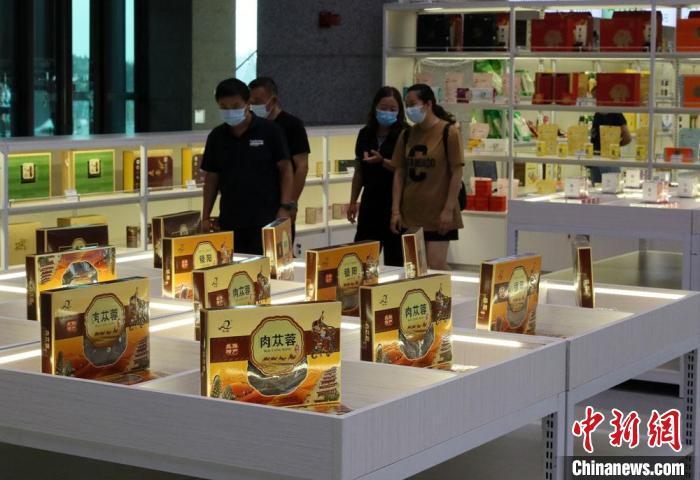 图为敦煌鸣沙山月牙泉景区东门游客中心,“甘味”农产品敦煌国际展销中心。 周斌全 摄 图为敦煌鸣沙山月牙泉景区东门游客中心,“甘味”农产品敦煌国际展销中心。 周斌全 摄