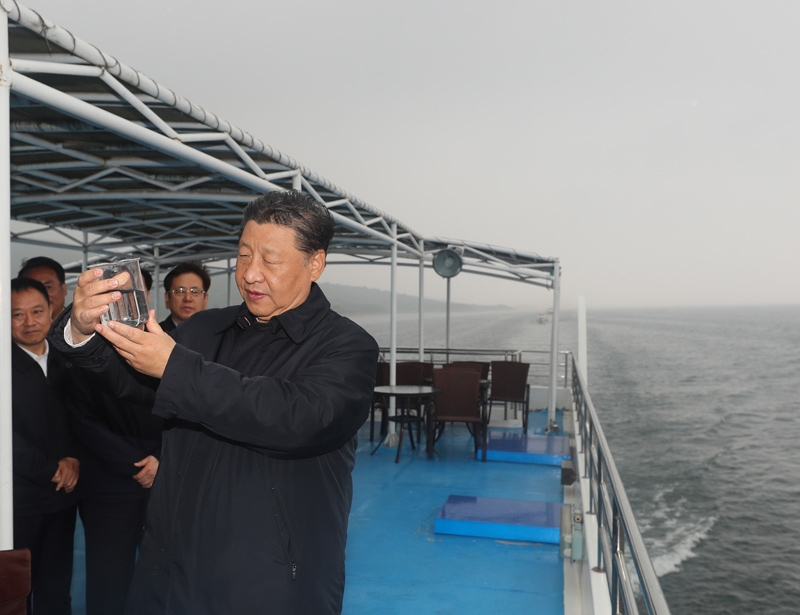 2021年5月13日,习近平总书记在河南南阳市淅川县乘船考察丹江口水库时,察看现场取水水样。