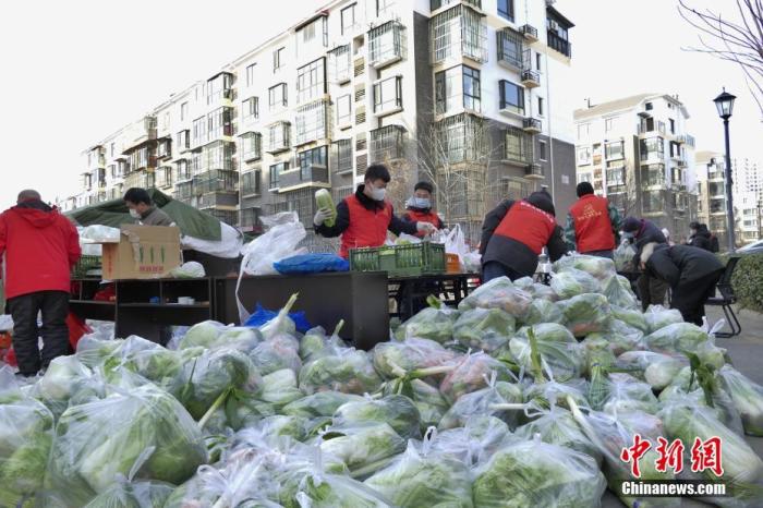 资料图：社区工作者在生活物资保障点为居民分装蔬菜。<a target='_blank'  data-cke-saved-href='/' href='/'>中新社</a>记者 佟郁 摄