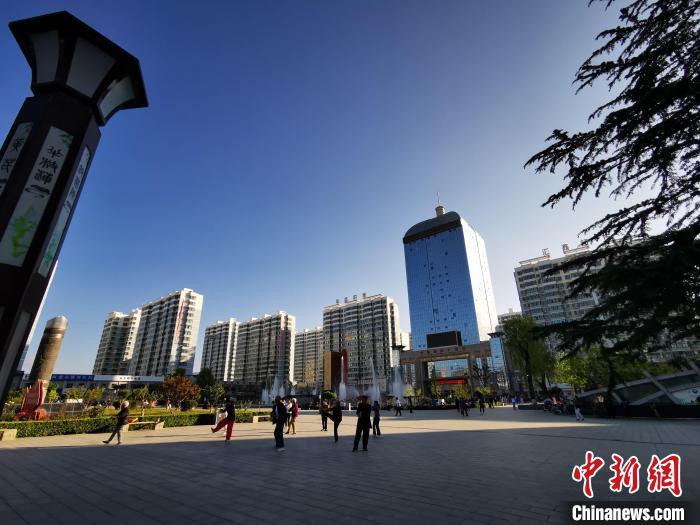 2020年7月12日，甘肃省定西市陇西县城广场，居民在晨练。(资料图) 殷春永 　摄