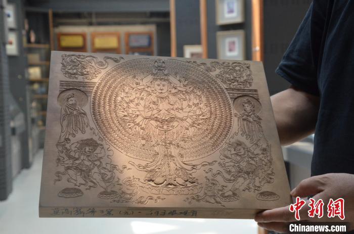 图为徐晋林雕刻的敦煌题材的版画——《千手观音》。 李亚龙 摄 图为徐晋林雕刻的敦煌题材的版画——《千手观音》。 李亚龙 摄