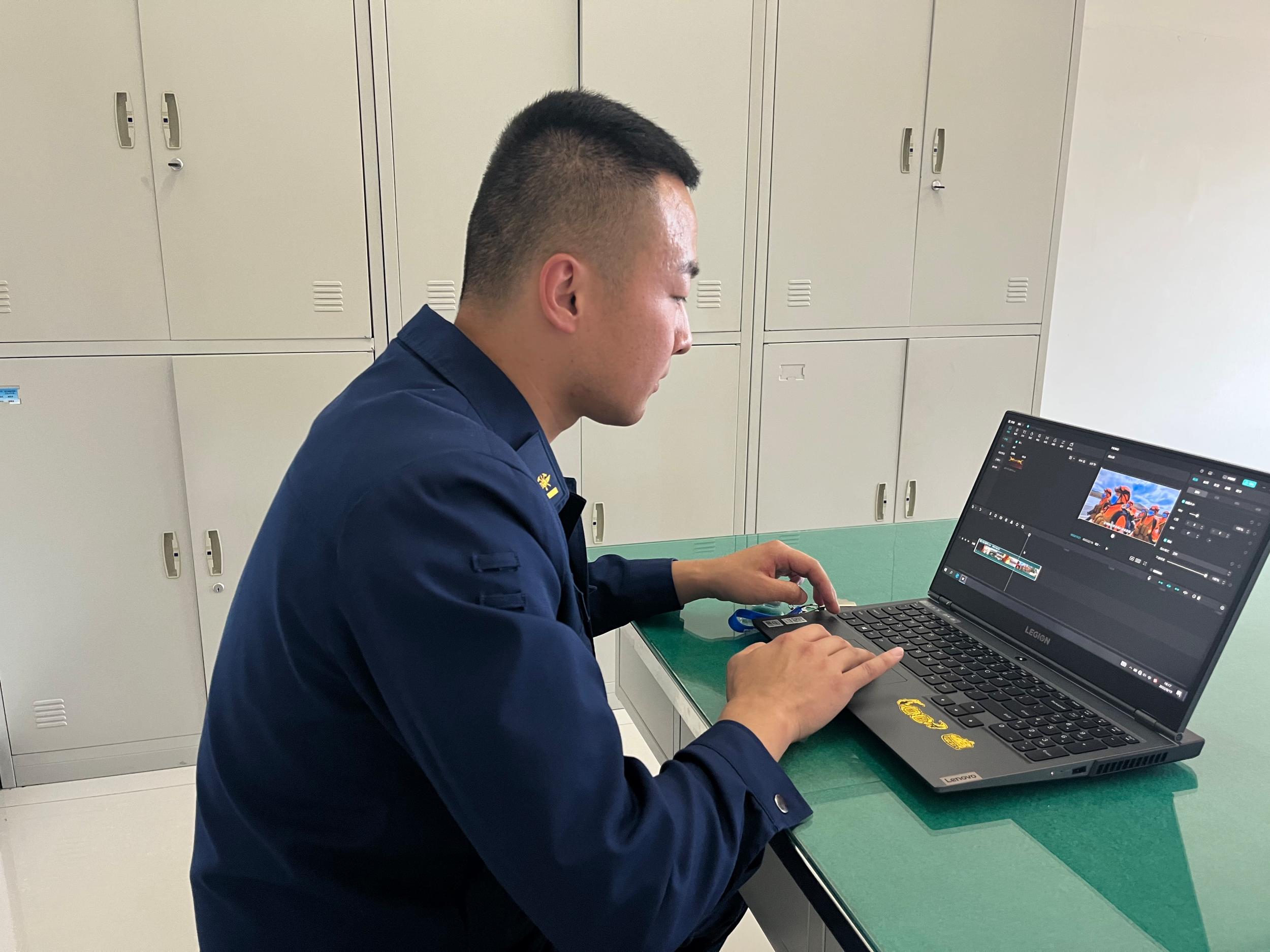 图为张星宇正在学习视频剪辑