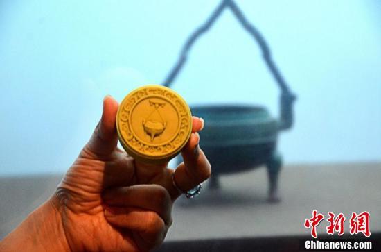 8月24日，甘肃省博物馆内文创月饼与相关文物同框展示。 李亚龙 摄