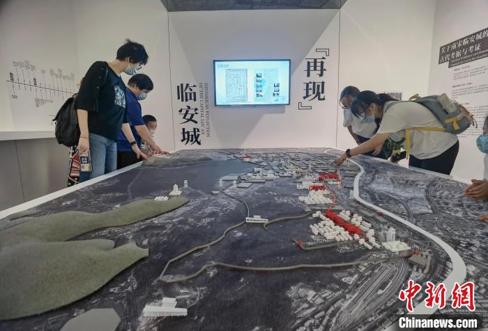 观众在“再现”临安城的展厅内看沙盘模型 杨志惠 摄 观众在“再现”临安城的展厅内看沙盘模型 杨志惠 摄