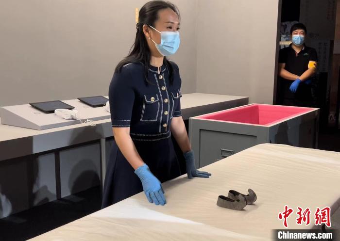 杭州博物馆藏品管理部主任徐颖介绍“罗双双”铭文银鞋相关情况 王题题 摄 杭州博物馆藏品管理部主任徐颖介绍“罗双双”铭文银鞋相关情况 王题题 摄
