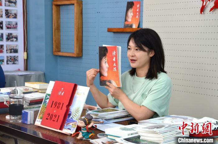 《读者》编辑转型“说书人”:讲插图辛酸事小故事暖人心