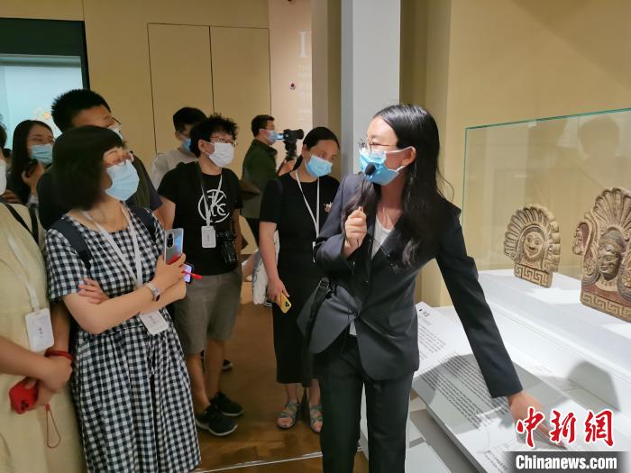 工作人员向民众介绍伊特鲁里亚文明的文物。 钟升 摄 工作人员向民众介绍伊特鲁里亚文明的文物。 钟升 摄
